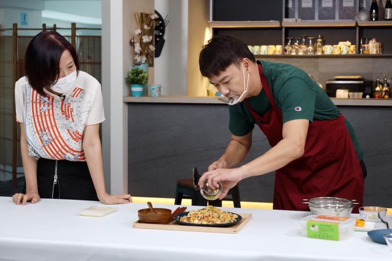 Attendtion in Kitchen Thomas Ong