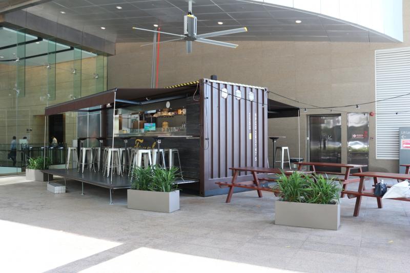 Frank的营运空间是个16平方公尺的集装箱。