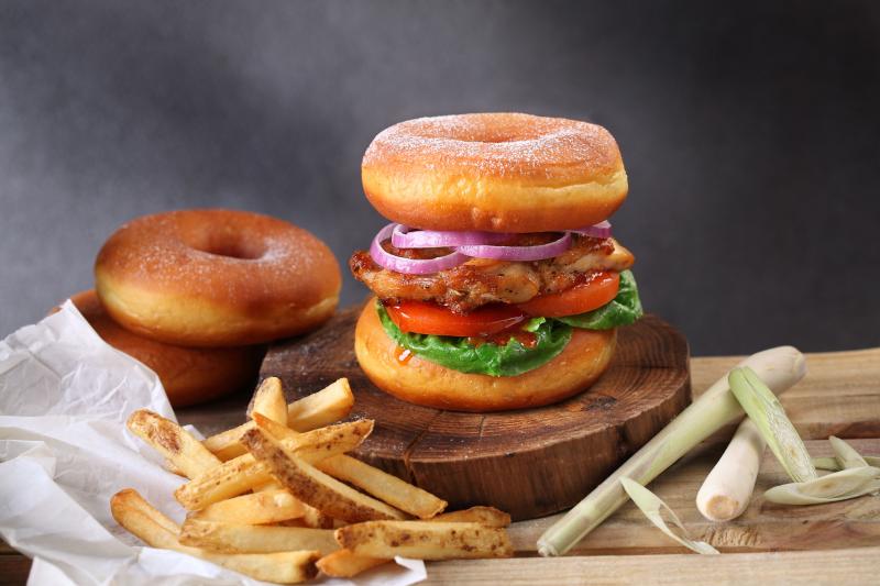 Sticky Wings的葡式甜甜圈汉堡。