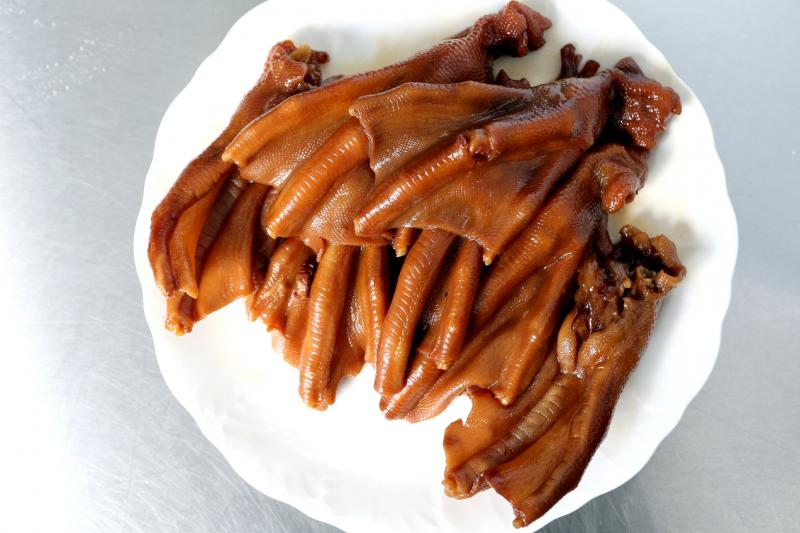 与鸭掌比较,鹅掌皮比较厚实,胶质更丰富,煮得好的话,味道鲜嫩有嚼劲。