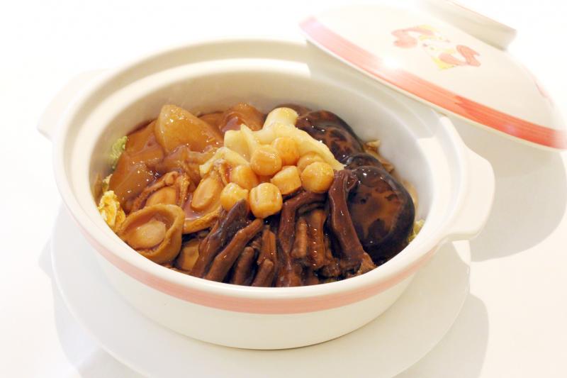 烹煮海味一品煲可用鸭掌取代鹅掌。(受访者提供)