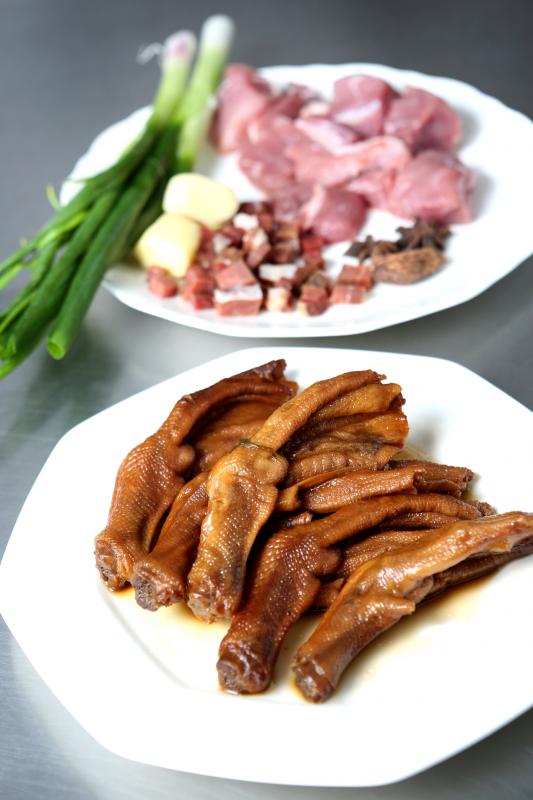 做法与焖鹅掌相同的焖鸭掌。