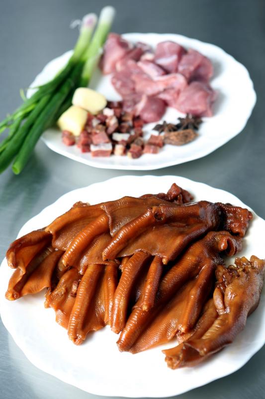 胶质非常丰富的焖鹅掌。