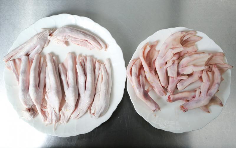 鹅掌(左)体积比鸭掌(右)大,颜色也比较浅。