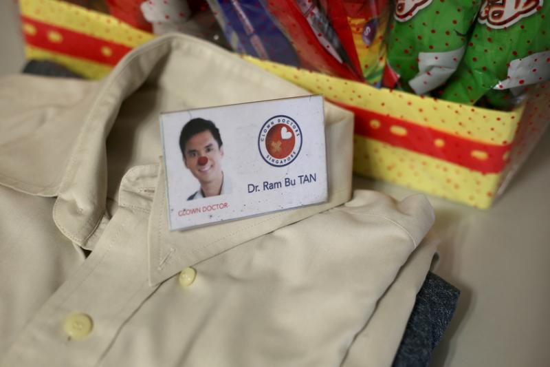 李皋驹逗趣的小丑名字“红毛丹医生”，拉近与病人的距离。（龙国雄摄）