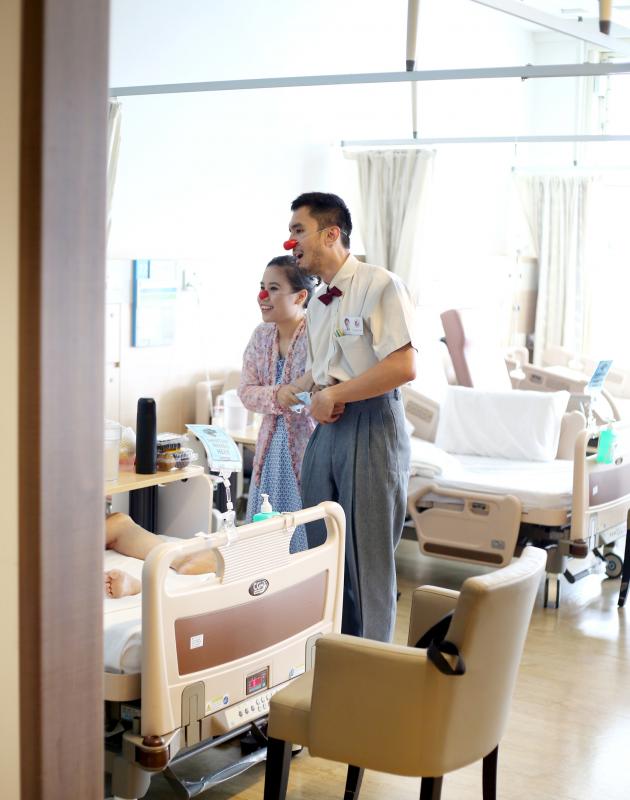 医疗小丑有时会花时间聆听病人的心声。（龙国雄摄）