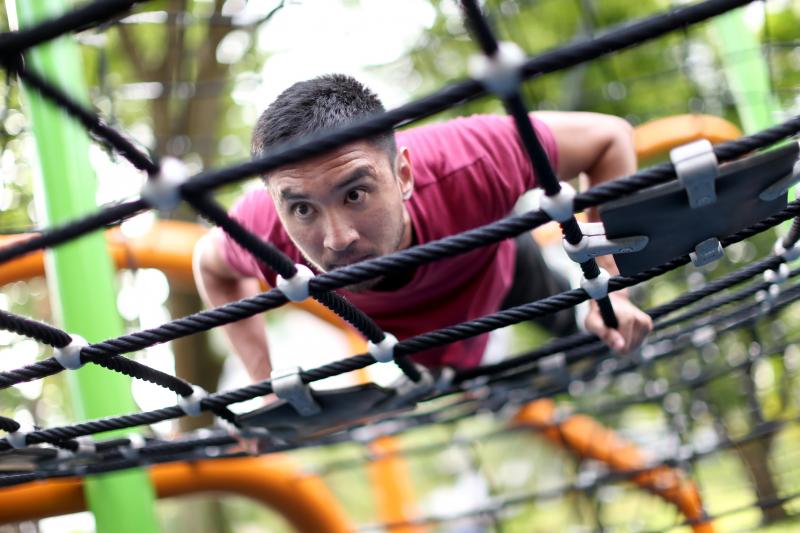 李皋驹常到住家附近的公园，靠自身体重训练方式健身。（何家俊摄）