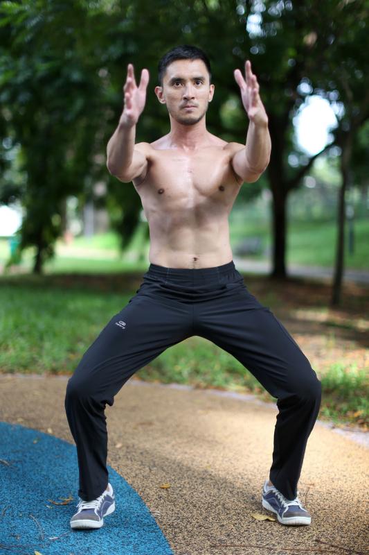 李皋驹15岁开始健身，身材健美，有六块腹肌。