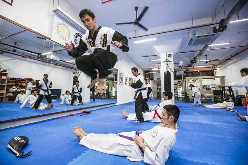 李皋驹自小喜欢看功夫片，是合气道黑带二段高手。（受访者提供）