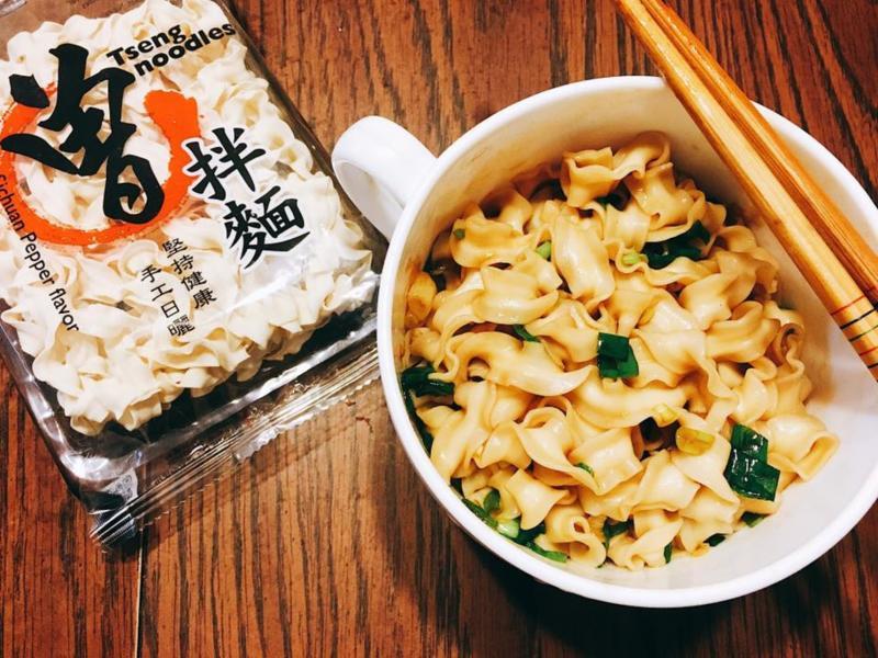 台湾艺人曾国城自创的快熟面品牌“曾拌面”。(互联网)