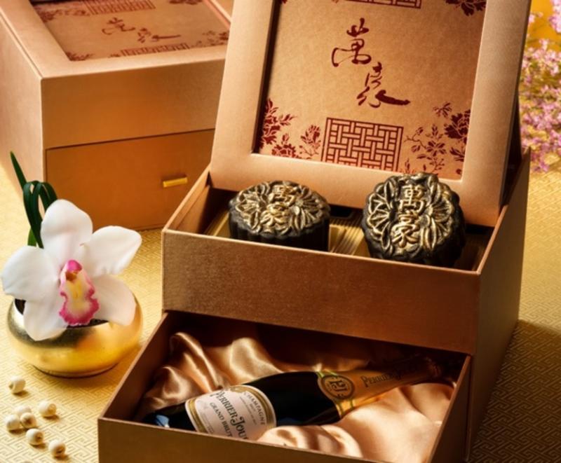 单黄帕尔马熏腿开心果莲蓉月饼，搭配巴黎之花香槟礼盒。（万豪董厦酒店）