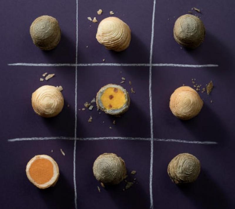 迷你黑炭酥皮月饼。（新加坡康莱德酒店）