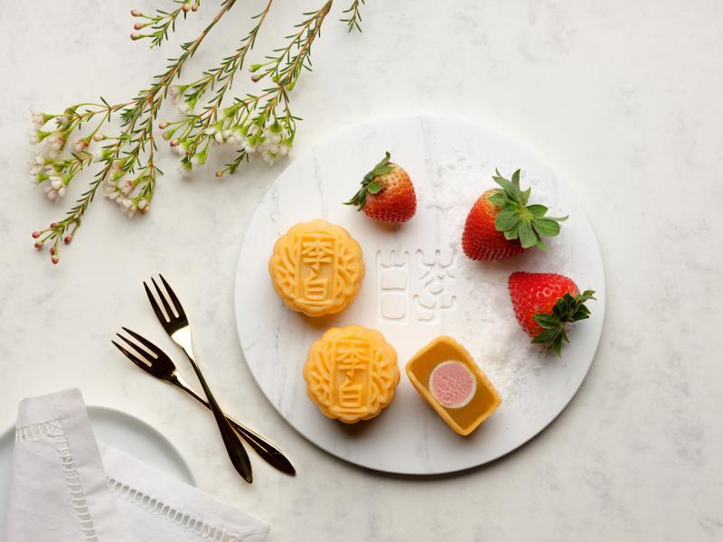 海盐草莓朱古力白莲蓉冰皮月饼。（喜来登酒店）