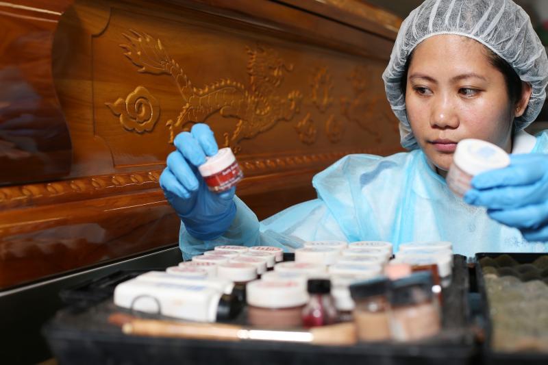 盖莉安沉稳淡定的面对遗体的防腐与化妆工作,她说做这一行内心要很强大。