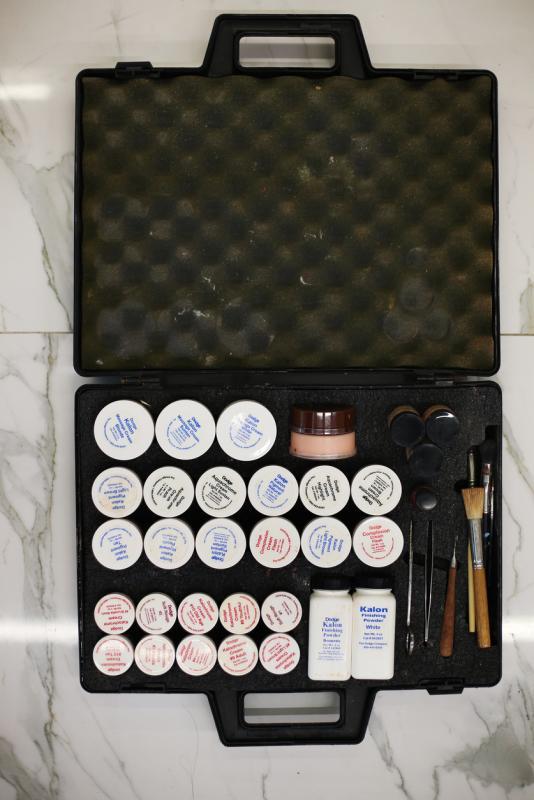 遗体用的化妆品材质与一般人用的不同,是从英国进口,价格不菲。