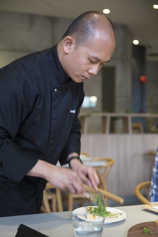 郭德和创制的元素菜肴不含味精，以海盐、橄榄油等天然食材提味。（曾道明摄影）