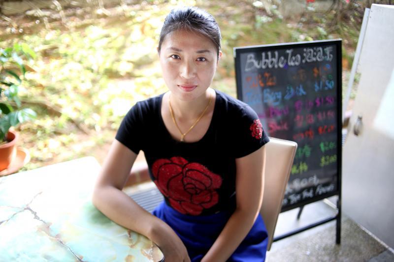 杨洪杰在丈夫和儿子的支持下,才得以走出抗癌阴霾。(龙国雄摄)