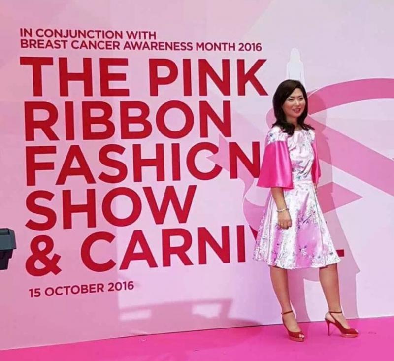 杨洪杰在T台上展现自信与美丽,让人忘记她是乳癌病患。(受访者提供)