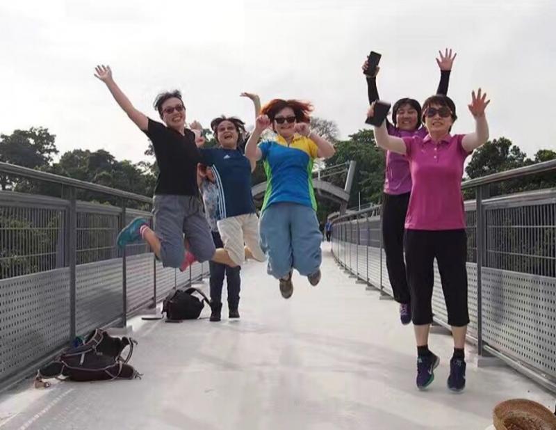 田放(左三)经常跟团队参加徒步活动,每周步行12至15公里,保持健康。(受访者提供)