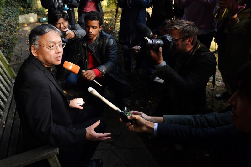 石黑一雄获得诺贝尔文学奖后,接受媒体访问。(法新社)