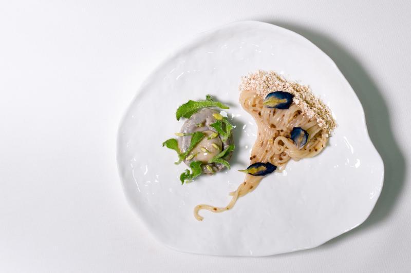 这道“海洋之耳”,有经18小时慢煮的鲍鱼,以及弹牙芳香的自制面条。