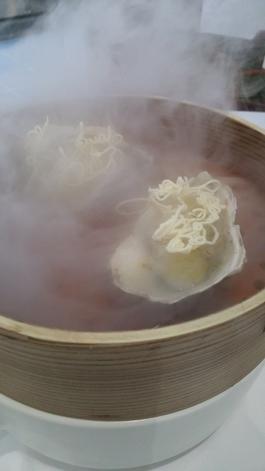 放在蒸笼里上桌的生蚝,呈现方式与众不同。(黄亿敏摄影)