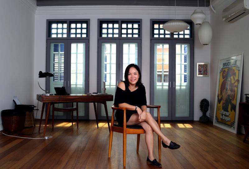 梁凤霞当年与奶妈住的门牌15A店屋的前房,现在已成为ARD德国电视电台东南亚特派总管的专用办公室。