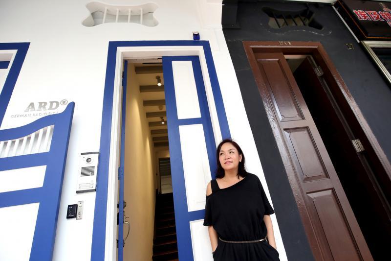 梁凤霞小时候住在15A(左边,现为ARD德国电视电台的东南亚新闻办事处),与妈妈经营的17A风月场所仅隔一堵墙。