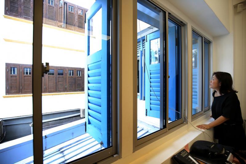 当年,年幼的梁凤霞就是透过这排窗户呼唤人在对面的母亲。拍照时重现此景,叫她百感交集。