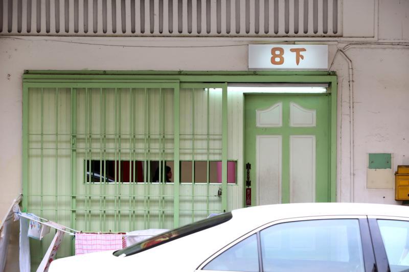 如今恭锡街仅剩的一两家妓院,可从门前的盒式白底红字门牌灯箱辨认出来。