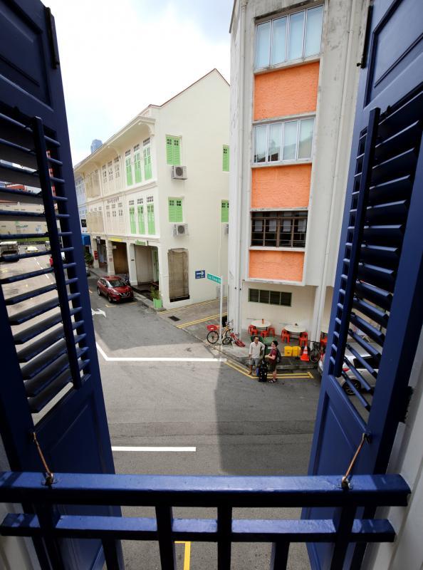 打开木窗,映入眼帘仍是梁凤霞熟悉的若泉路。