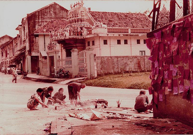 当年水车路与恭锡街交界处的东方戏院后面,是打小人“胜地”。(取自www.chinatown.sg,Yip Cheong-Fun摄影)