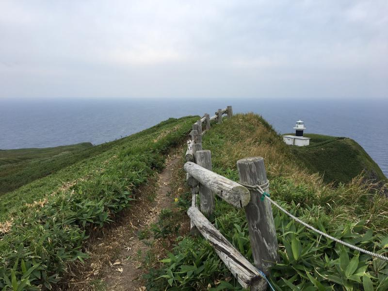 礼文岛:立于悬崖一角的元地灯台。