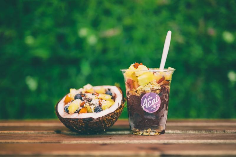 An Acai Affair的巴西莓果用椰子壳当碗。