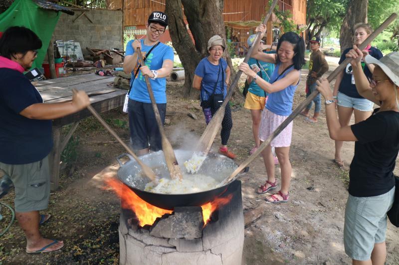 义工和游客为大象准备“饭团”。大象一生中换六次牙,野生大象在牙齿都掉光之后,因为无法咀嚼食物,就会死去,但在“大象世界”,老象会有软绵的食物果腹。
