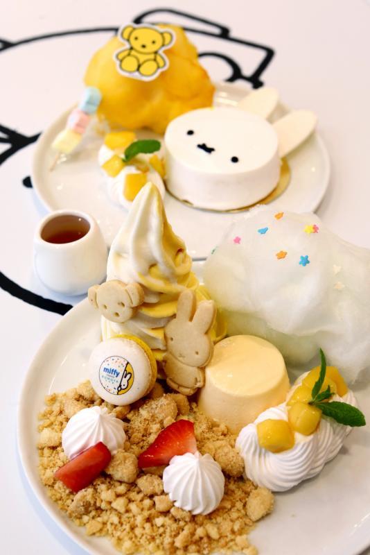 米菲兔造型饼干和蛋糕甜品。