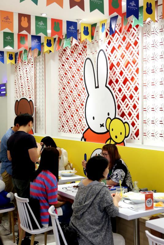 米菲兔咖啡馆的装潢鲜艳夺目。