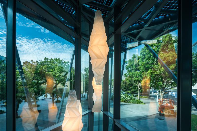 日本服装设计大师三宅一生与Reality Lab设计的In-El折纸吊灯。