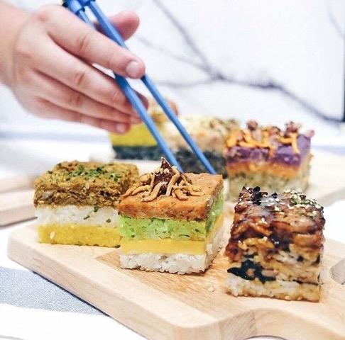 咖啡座里国人熟悉的椰浆饭、叻沙意粉、仁当咖喱牛肉饭、海南鸡饭等以方块来呈现。