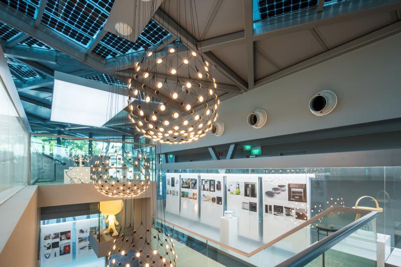 2016年红点“最佳设计奖”，Francisco Gomez Paz“网”灯（Mesh）垂吊馆内。