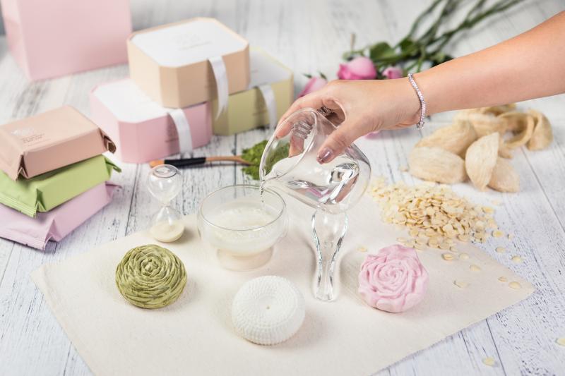 本地新款的燕窝产品NestBloom,只需把朵“花”放入碗中,加入热水,待五分钟后就可享用。(商家提供)