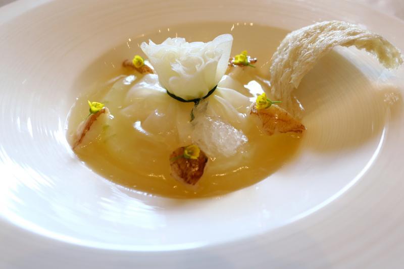 芙蓉牡丹燕窝玉环。(陈来福摄)