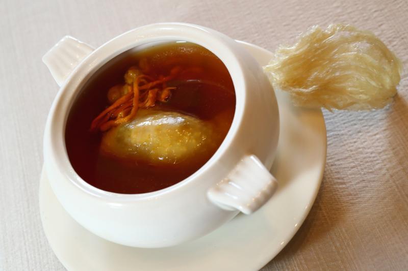 虫草花汤凤吞燕。(陈来福摄)