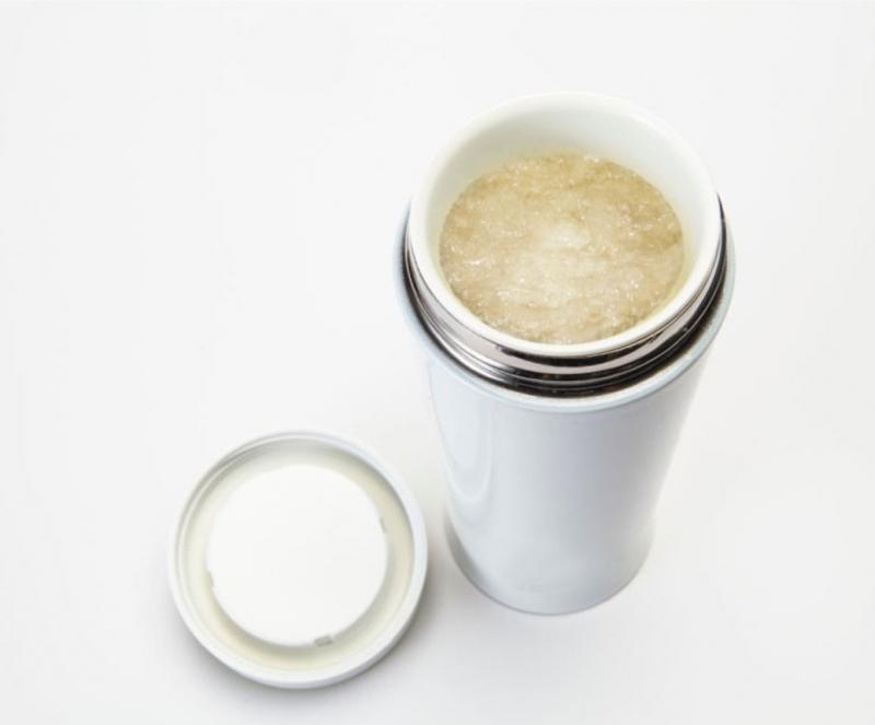 本地食品品牌纯珍燕窝把炖好的燕窝以陶瓷真空保温壶装盛,直接送上门。(商家提供)