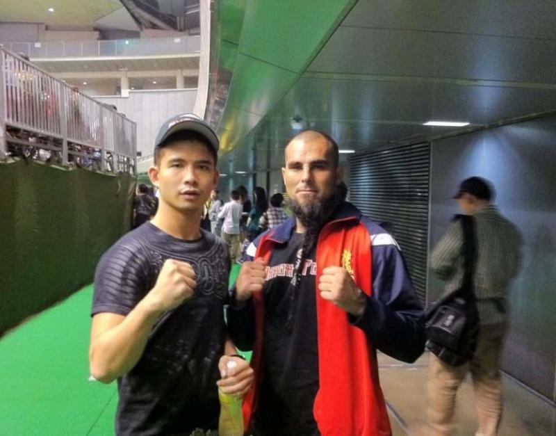 2012年,洪瑀声(左)在日本的空手道比赛遇见欧洲冠军Alejandro Navarro。