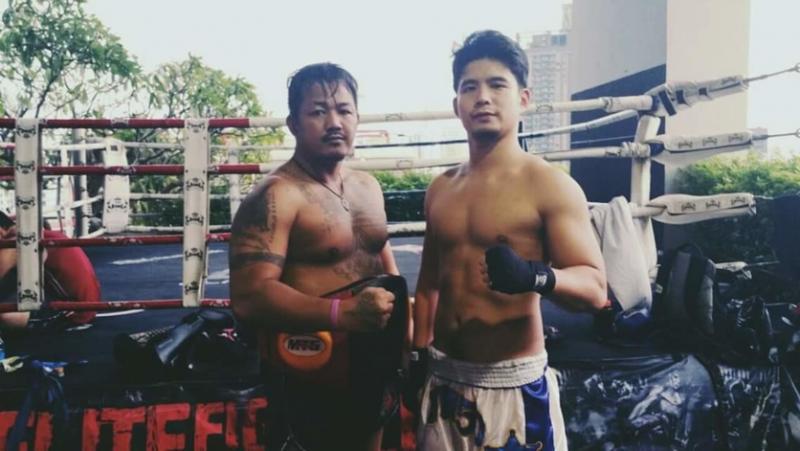 洪瑀声(右)两年前到泰国曼谷练习泰拳。