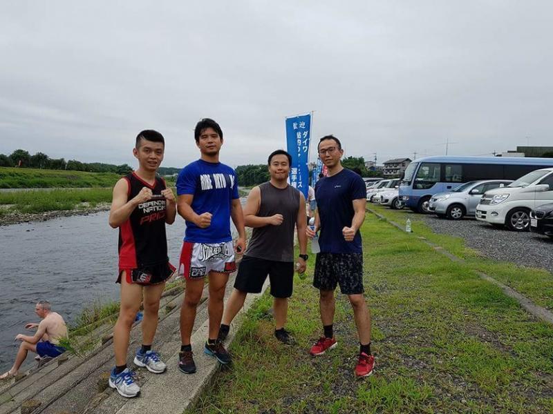 洪瑀声(左二)今年8月受空道创办人东孝之邀,和本地几名空道爱好者一起赴日参加在东京举行的空道协会夏令营,这是他们一起晨跑时的合照。