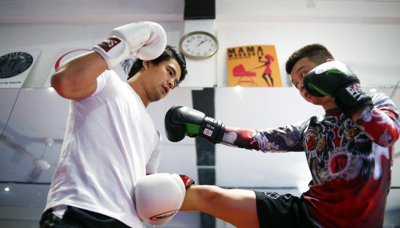 好友陈伟良(右)用“疯狂”来形容洪瑀声对于武术的热爱。(萧紫薇摄)