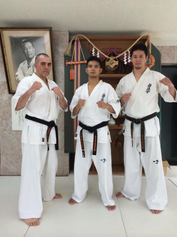 2015年,洪瑀声(中)到日本的极真空手道总部练习。