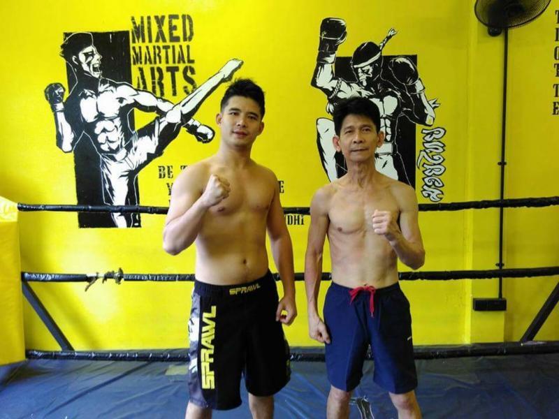 爸爸洪添平(右)现在偶尔也会和儿子一起练习,互相切磋。